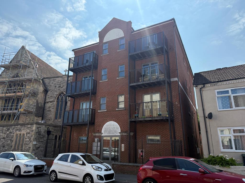 Lot: 9 - HEAD LEASEHOLD INTEREST - View of block with balconies to front